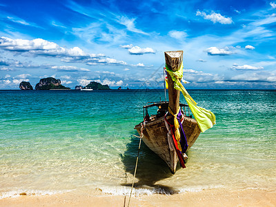 泰国克拉比热带海滩的长尾船泰国海滩上的长尾船图片