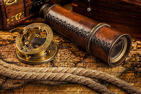 旅行地理导航背景古老的复古罗盘与日晷,望远镜绳子古代世界古上的老式指南针图片