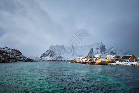 冬天下雪的萨克里斯罗伊渔村的黄色Rorbu房子挪威洛福腾群岛Rorbu房子,洛芬岛,挪威图片