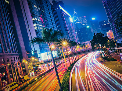 香港夜间的街道交通写字楼摩天大楼高速公路上繁忙的交通,车辆模糊,小径轻盈中国香港香港夜间的街道交通图片