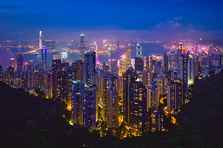 著名的香港风景香港摩天大楼天际线城市景观维多利亚峰照亮傍蓝色时刻中国香港香港摩天大楼天际线城市景观景观图片