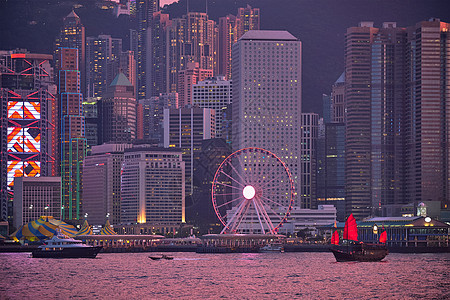 晚上,维多利亚港上空,旅游垃圾船渡船与红帆香港天际线城市景观市中心摩天大楼中国香港香港天际线中国香港图片