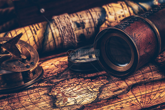 旅行地理导航静物背景古老的复古罗盘与日晷,间谍璃绳子古代世界古上的老式指南针图片