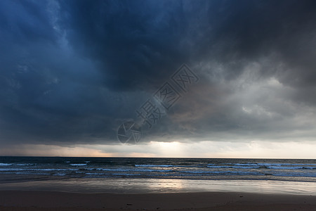 用乌云海滩上聚集风暴巴加,果阿,印度海滩上聚集风暴图片