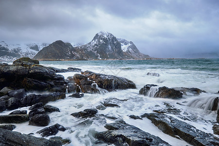 冬季挪威海峡湾的岩石海岸挪威洛福腾群岛挪威峡湾的岩石海岸图片