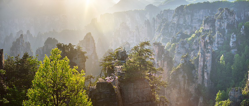 中国著名旅游景点湖南武陵源张家界石柱悬崖山日落全景张家界山脉,中国图片