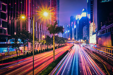 香港夜间的街道交通写字楼摩天大楼高速公路上繁忙的交通,车辆模糊,小径轻盈中国香港香港夜间的街道交通背景图片