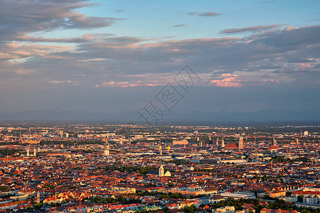 日落时奥林匹亚图姆奥林匹克塔俯瞰慕尼黑中心慕尼黑,巴伐利亚,德国慕尼黑的鸟瞰慕尼黑,德国图片