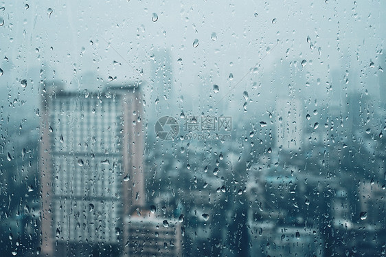 雨水滴窗户璃纹理上,背景摩天大楼雨点落窗户上图片