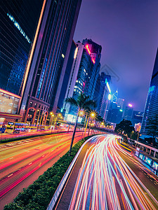 香港夜间的街道交通写字楼摩天大楼高速公路上繁忙的交通,车辆模糊,小径轻盈中国香港香港夜间的街道交通图片