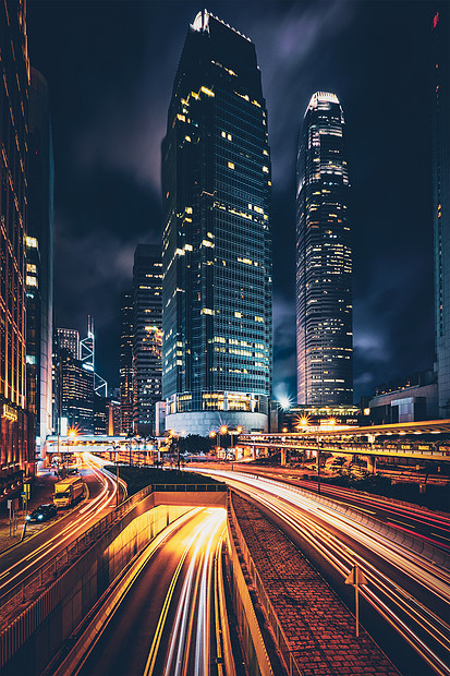 香港夜间的街道交通写字楼摩天大楼高速公路上繁忙的交通,车辆模糊,小径轻盈中国香港香港夜间的街道交通图片