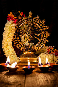 酥油蜡烛马哈沙瓦拉特里迪瓦利湿瓦纳塔拉贾雕像与迪瓦利灯油吉蜡烛,印度湿婆纳塔拉加与迪瓦利灯背景