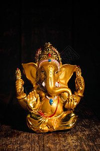 木制背景上隔离的Ganesha雕像白色的Ganesha雕像图片