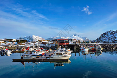 挪威挪威峡湾码头上的渔船游艇挪威洛福腾群岛的村庄过冬挪威码头上的渔船游艇图片