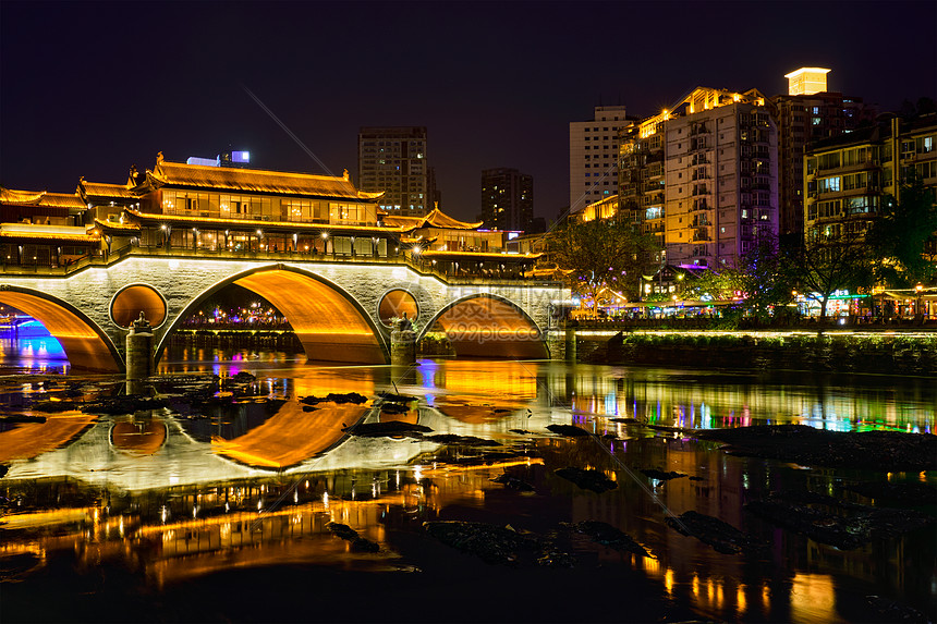 成都著名的地标安顺桥金河上夜间照明,四川成都,中国安顺桥夜间,成都,中国图片