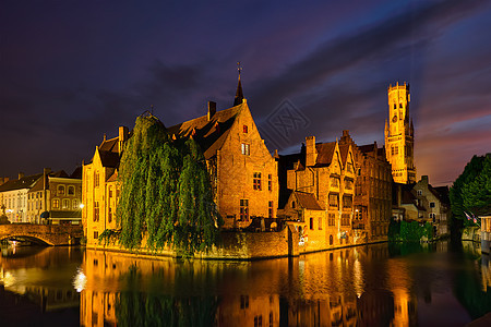 著名的布鲁日旅游地标景点罗森霍德凯运河与钟楼旧房子沿运河与树木夜间布鲁日,比利时比利时布鲁日著名的景色图片