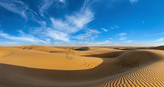 沙丘景观全景与戏剧的云塔尔沙漠萨姆沙丘,拉贾斯坦邦,印度印度拉贾斯坦邦塔尔沙漠沙丘全景图片