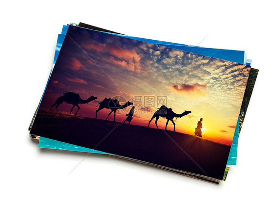 假日旅游创意背景叠假期照片与骆驼商队日落图像顶部白色背景隔离的堆假期照片图片