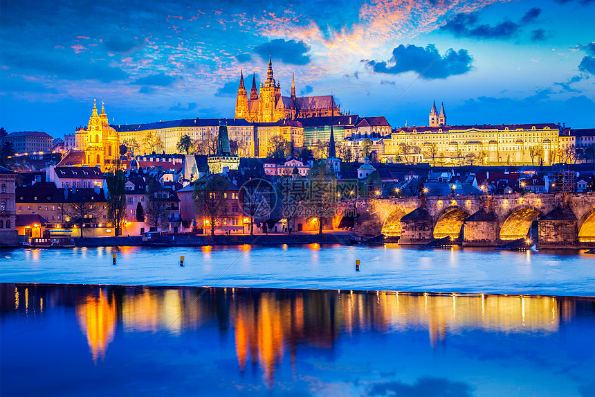 旅行布拉格欧洲背景布拉格城堡维图斯大教堂黄昏与戏剧的天空布拉格,捷克共国布拉格城堡黄昏图片
