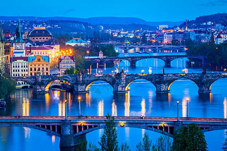 旅行布拉格背景高架景观的桥梁上的伏尔塔瓦河莱特纳公园布拉格,捷克共国黄昏瓦尔塔瓦河上布拉格桥的全景背景图片