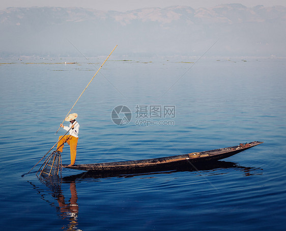 缅甸旅游景点缅甸传统渔民inle湖,缅甸著名的独特的单腿划船风格复古过滤复古效果时尚风格的形象缅甸inle湖的传统缅图片