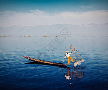 缅甸旅游景点传统的缅甸渔民inle湖渔网,缅甸以其独特的单腿划船风格而闻名复古过滤复古效果时尚风格的形象缅甸inl图片
