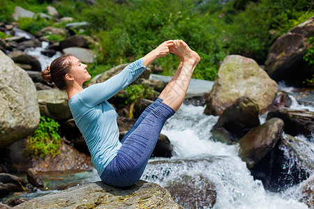 瑜伽运动户外妇女阿什唐加维尼亚萨瑜伽平衡阿萨纳ubhaya帕丹古斯塔纳大双趾瑜伽姿势热带瀑布喜马拉雅山印度女人户图片