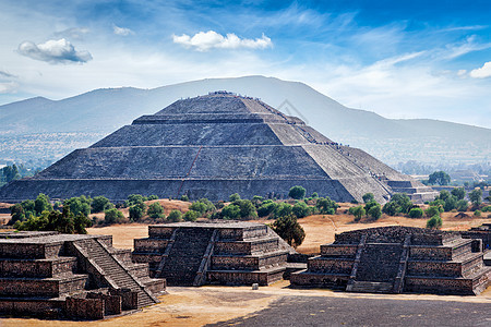 太阳金字塔的全景特奥蒂瓦坎墨西哥月球金字塔上看的Teotihuacan金字塔的全景图片