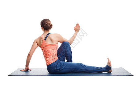 美丽的运动适合瑜伽妇女练瑜伽体式Marichyasanac座位脊柱扭曲隔离白色妇女练瑜伽阿莎娜马里奇亚萨纳c图片