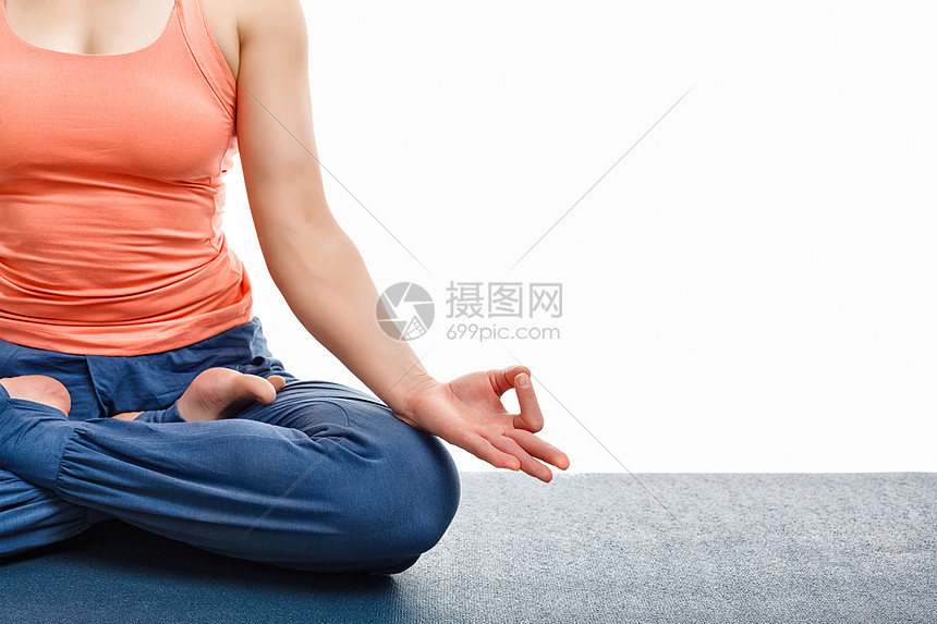 妇女瑜伽阿萨纳帕德马萨纳莲花姿势交叉腿的位置,冥想与下巴泥塑精神姿态的意识白色背景上与copy隔离图片