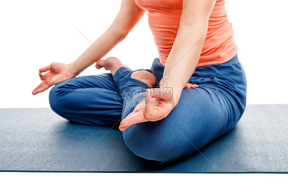 近距离瑜伽的女人,阿莎娜帕德马萨纳莲花姿势交叉腿的位置,用下巴泥德拉意识的心理姿态冥想白色背景上隔离图片