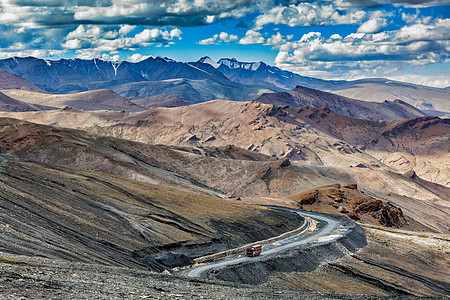 卡车喜马拉雅山公路上,靠近唐兰拉通行证喜马拉雅山脉上的莱马纳利公路拉达克,卡车喜马拉雅山山脉的道路上图片