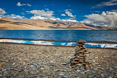 石山喜马拉雅湖TsoMoriri,Korzok,昌桑地区,拉达克,查谟克什米尔,喜马拉雅湖的石山图片