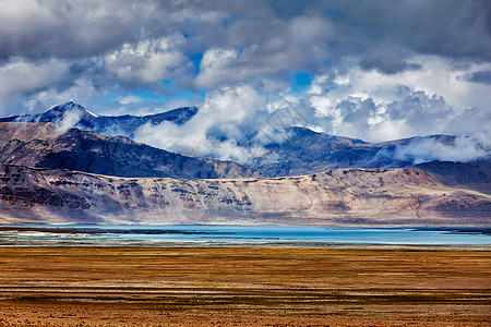 喜马拉雅山的TsoKar波动盐湖拉普舒,拉达克,查谟克什米尔,喜马拉雅山的高山湖TsoKa图片