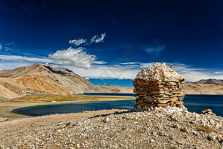 石山喜马拉雅湖TsoMoriri,Korzok,昌桑地区,拉达克,查谟克什米尔,喜马拉雅湖的石山,图片