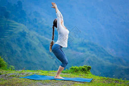 轻的运动健康的妇女瑜伽阿莎娜utkatasana椅子姿势户外山区喜马拉雅山印度户外瑜伽的女人图片