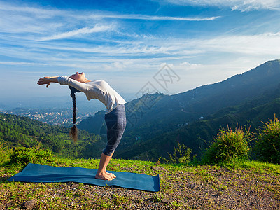 轻运动健康的男人瑜伽太阳敬礼苏里亚纳马斯卡姿势哈斯塔乌塔纳萨纳户外山区女人瑜伽太阳敬礼苏里亚纳马斯卡图片