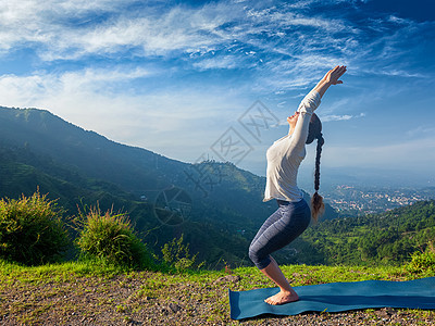 轻的运动健康的妇女瑜伽阿莎娜utkatasana椅子姿势户外山区喜马拉雅山早上印度希马查尔邦户外瑜伽的女人图片