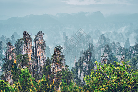 中国著名的旅游景点张家界石柱崖山雾云中,湖南武陵源,中国张家界山脉,中国图片