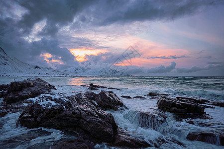 日落时峡湾岩石海岸上挪威海的波浪斯卡桑登海滩,洛芬岛,挪威挪威海波挪威洛芬岛的岩石海岸图片