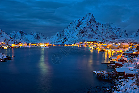 雷恩村夜间照明挪威洛福腾群岛雷恩村晚上挪威洛福腾群岛图片