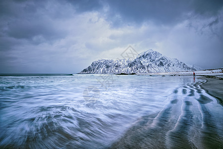峡湾挪威海沿岸的波浪斯卡桑登海滩,弗拉克斯塔德,洛福顿群岛,挪威长曝光运动模糊挪威海海岸图片