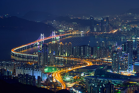 釜山的城市景观与摩天大楼光安桥夜间照明釜山韩国釜山城市景观光安桥晚上背景图片