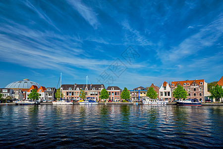 斯帕纳河上蓝天的船房子荷兰哈勒姆斯帕恩河上的船房子荷兰哈勒姆图片