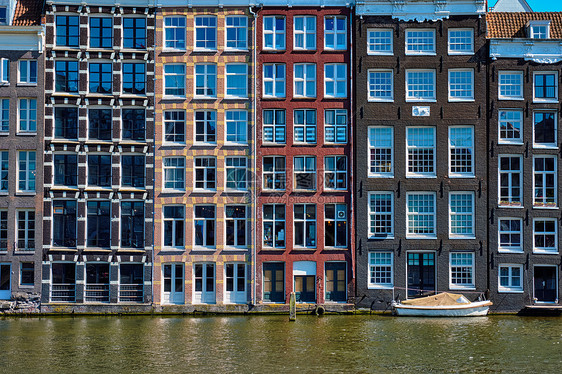 阿姆斯特丹运河上排典型的房子船,带倒影荷兰阿姆斯特丹阿姆斯特丹运河上的房屋船,倒影AMS图片