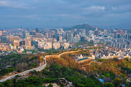 首尔市中心城市景观南山首尔塔的鸟瞰日落仁旺山韩国首尔韩国日落时的首尔天际线图片