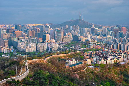 首尔市中心城市景观南山首尔塔的鸟瞰日落仁旺山韩国首尔韩国日落时的首尔天际线背景图片