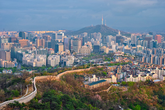 首尔市中心城市景观南山首尔塔的鸟瞰日落仁旺山韩国首尔韩国日落时的首尔天际线图片