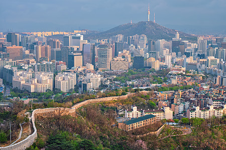 首尔市中心城市景观南山首尔塔的鸟瞰日落仁旺山韩国首尔韩国日落时的首尔天际线图片