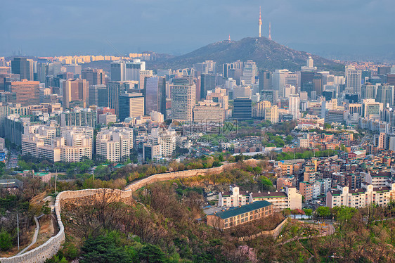 首尔市中心城市景观南山首尔塔的鸟瞰日落仁旺山韩国首尔韩国日落时的首尔天际线图片